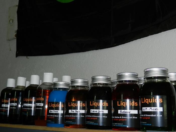 maincarp-baits Premium Flavour 250ml oder 1l - Pine-Peach
